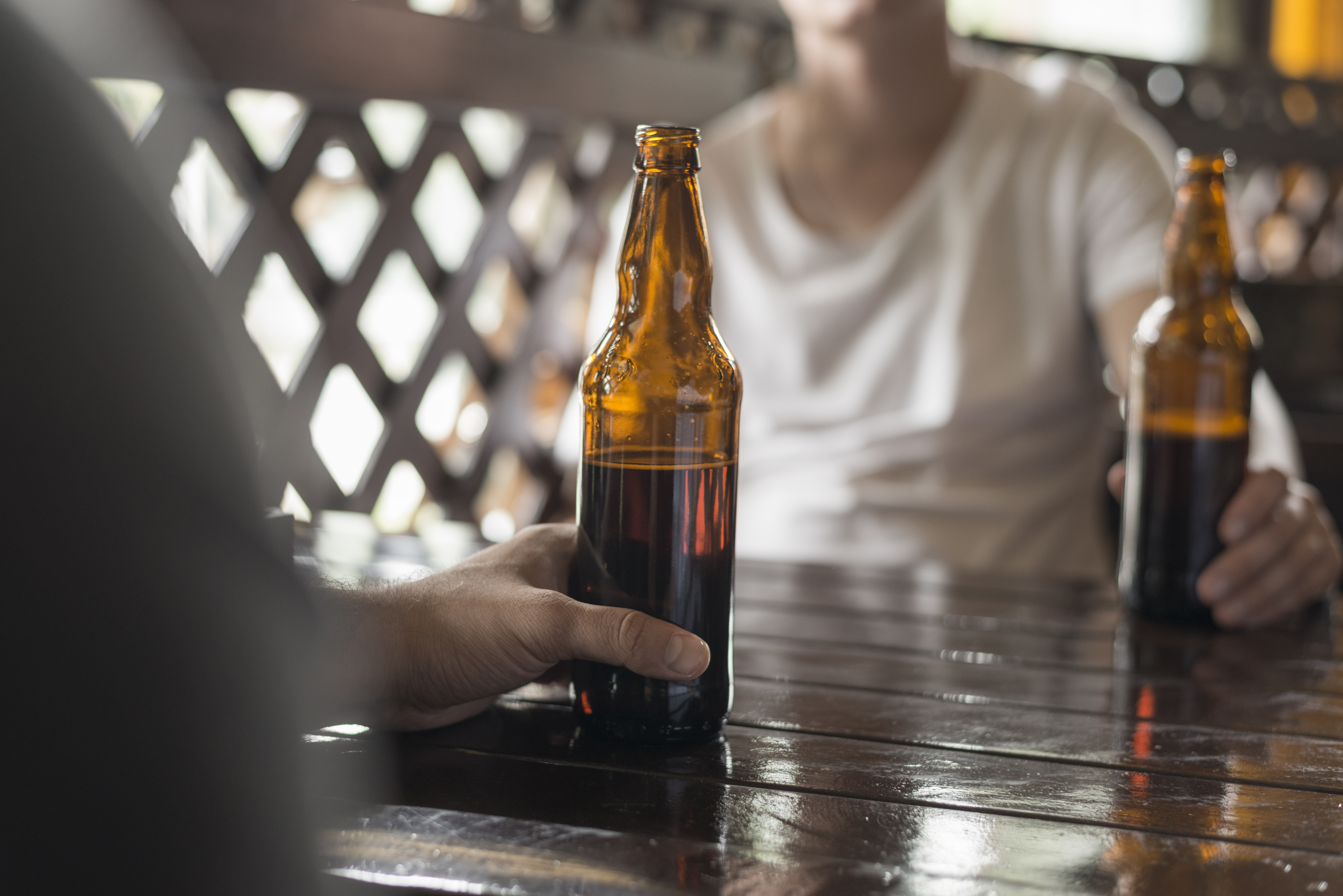 Por que a garrafa tradicional da cerveja é âmbar?